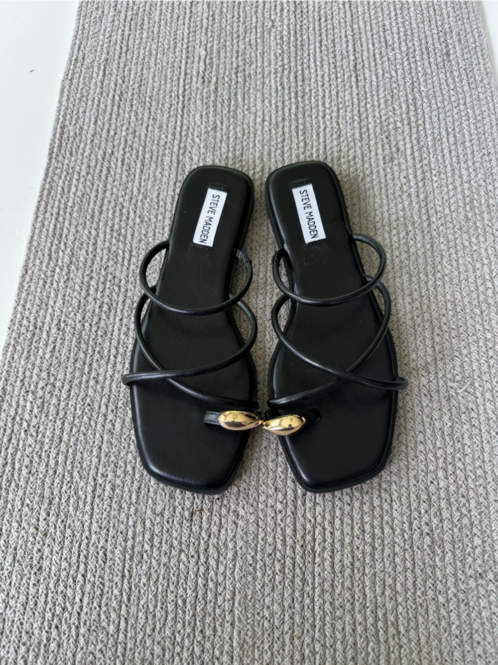 Steve Madden Anine Black Gold Toe Ring Slides Sandals Size 8.5 - Picture 7 of 8